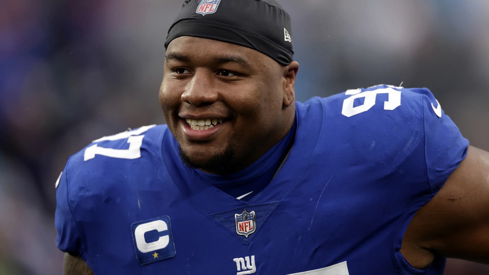 AP source: Giants, Lawrence agree on $90 million extension