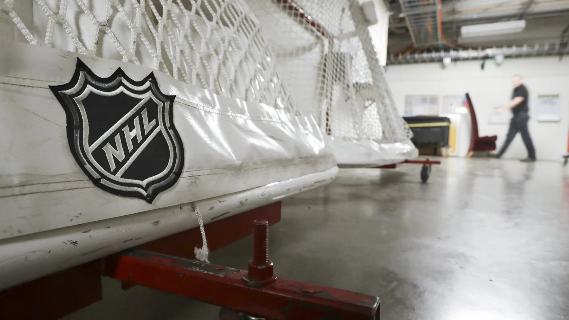 NHL, players reach tentative deal for 56-game season 