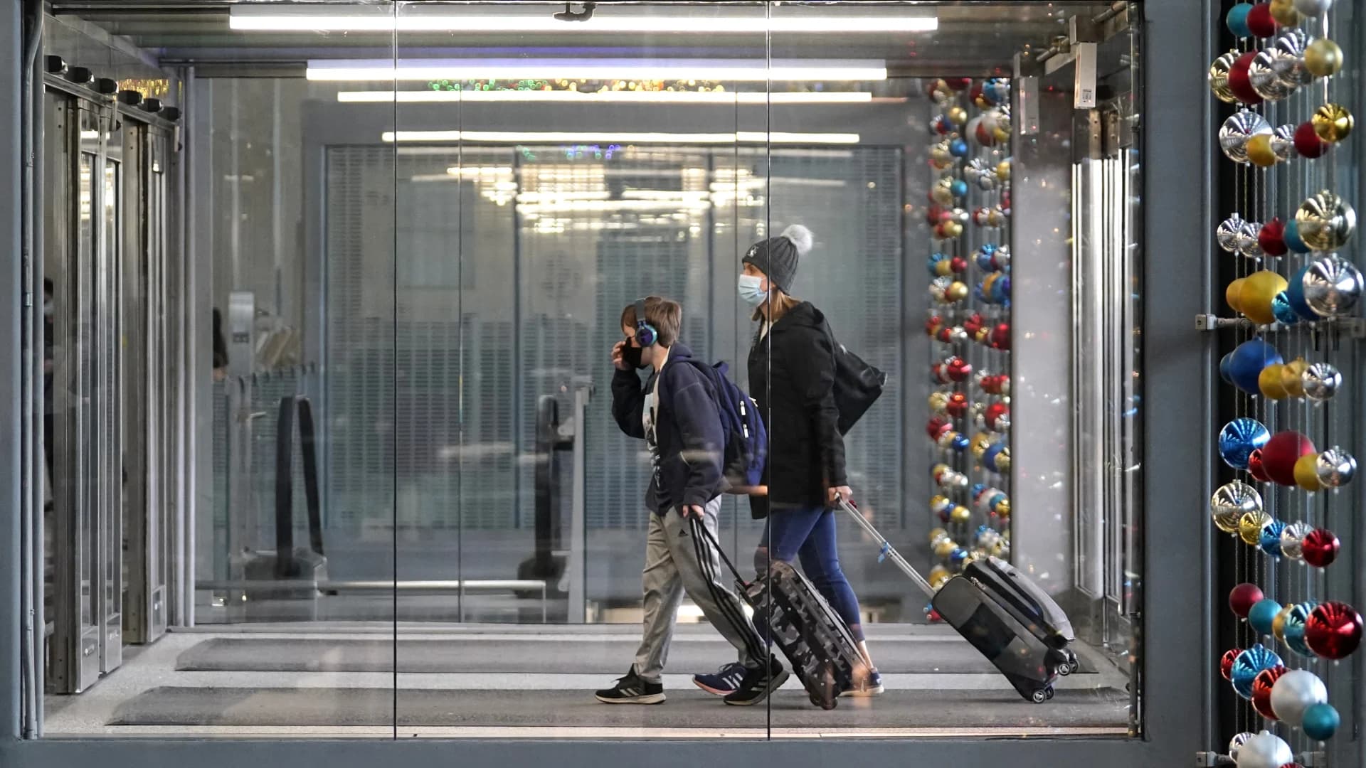 15 safety guidelines for traveling during the holidays
