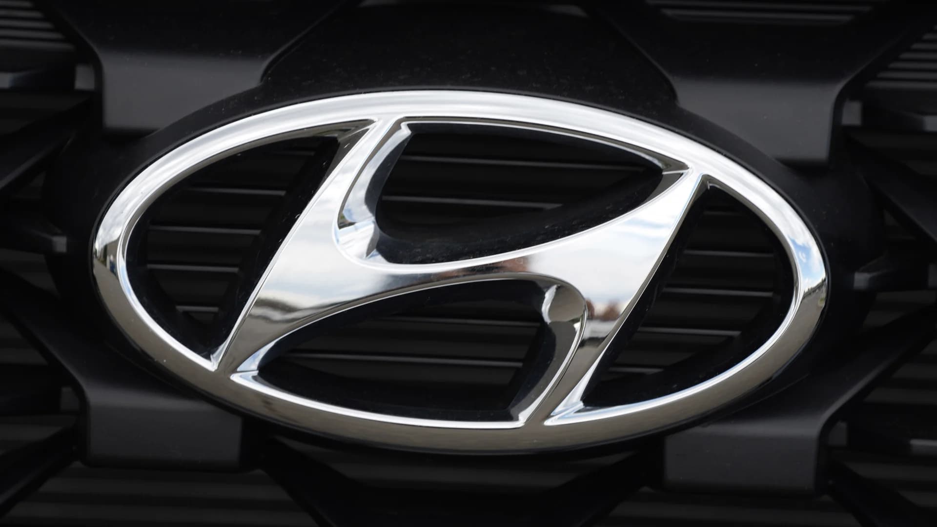 Hyundai-Kia recalls 550K cars, minivans due to turn signal that can flash in wrong direction