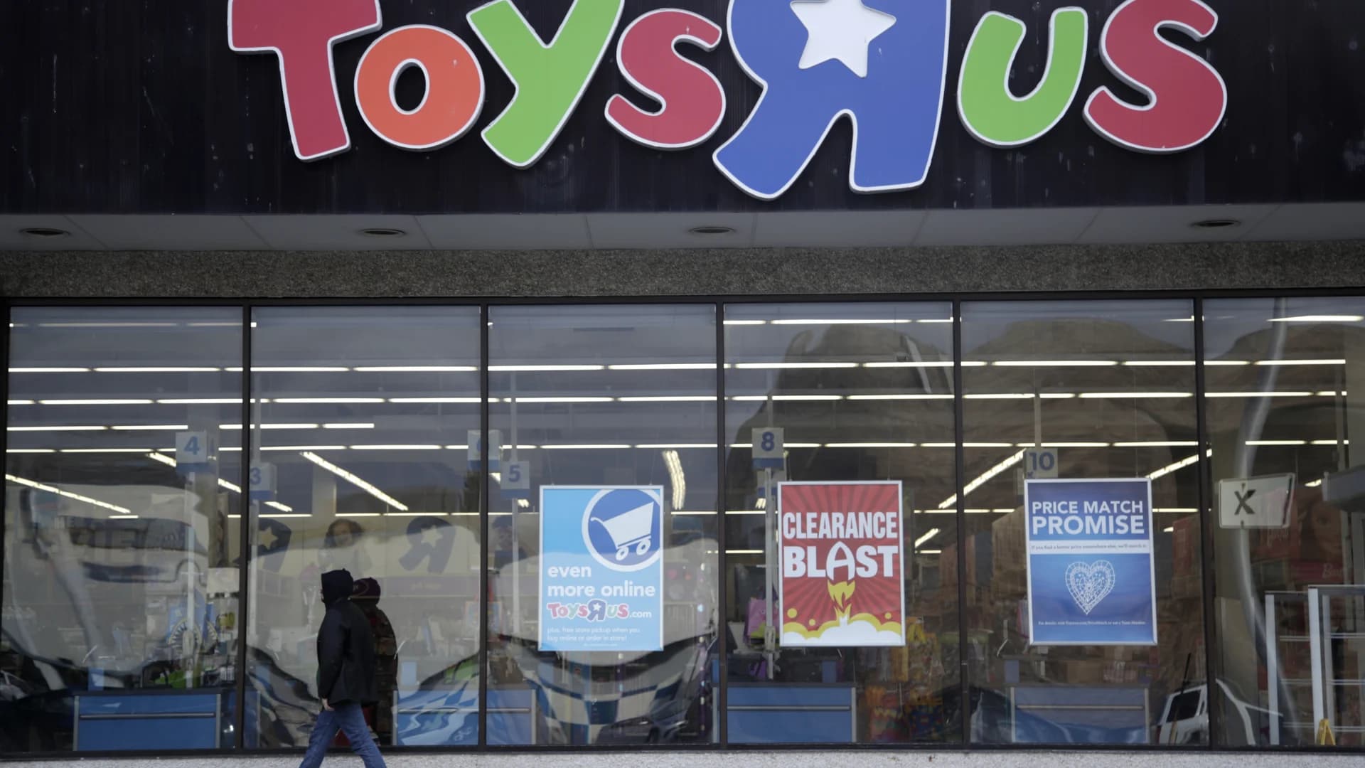 Toys R Us set to make a comeback inside Macy's department stores