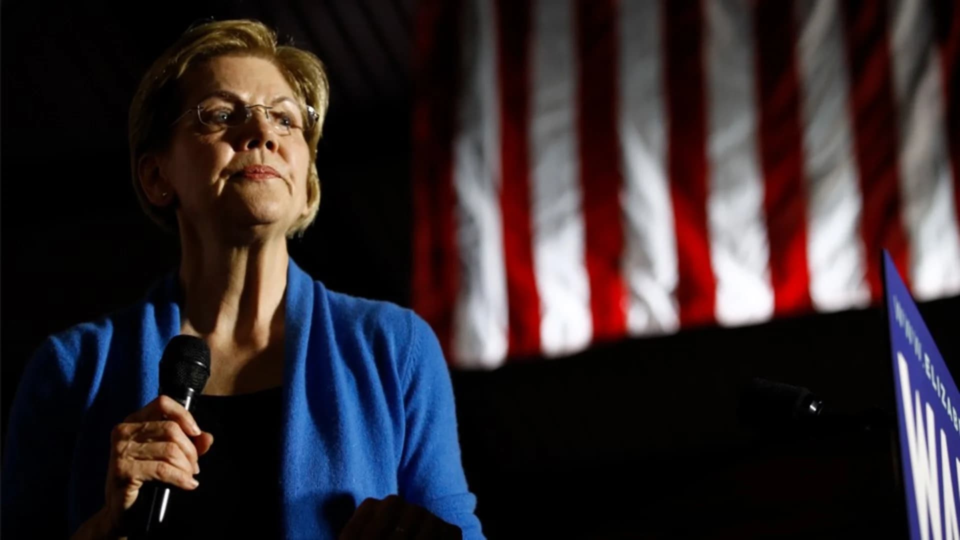 Warren huddles with advisers, reassesses presidential race