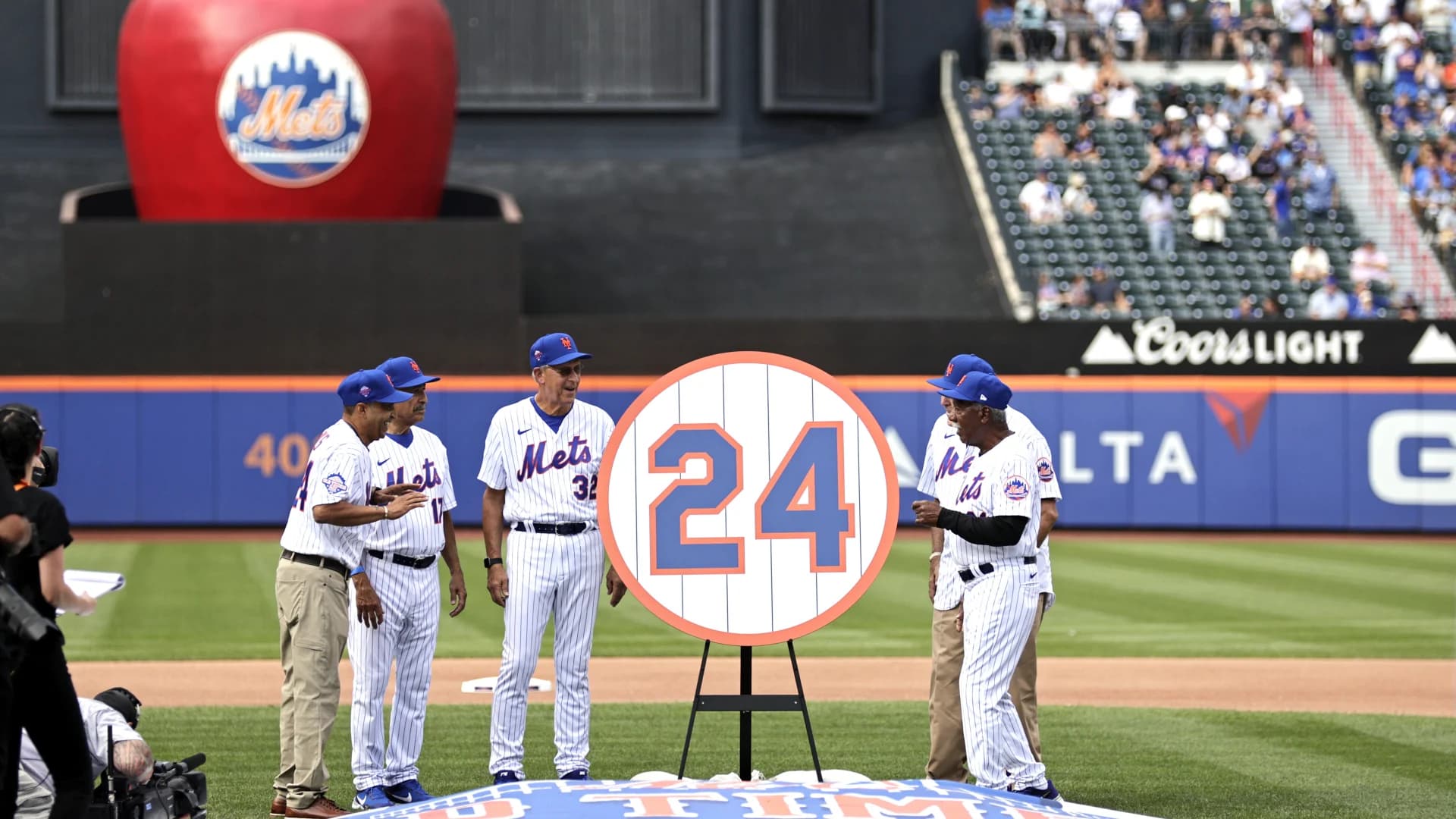 Mets honor legend Willie Mays by retiring his number 24